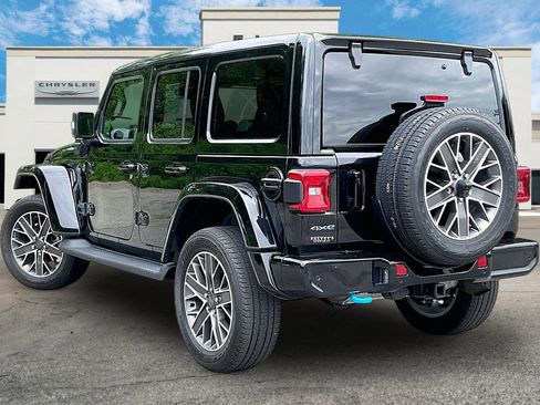 Used 2023 Jeep Wrangler Unlimited Sahara AWD/4WD image 12