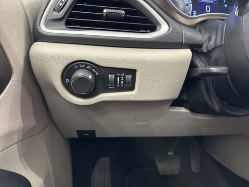 Used 2022 Chrysler Voyager LX FWD image 19