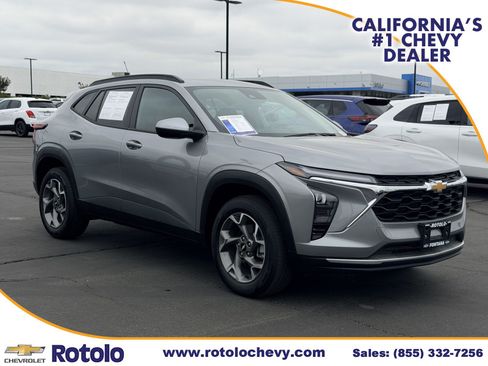 Used 2025 Chevrolet Trax LT FWD image 1