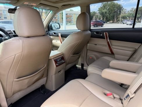 Used 2012 Toyota Highlander Limited w/ Tow Pkg AWD/4WD image 14