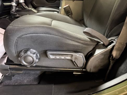 Used 2022 Jeep Wrangler Sport AWD/4WD image 13
