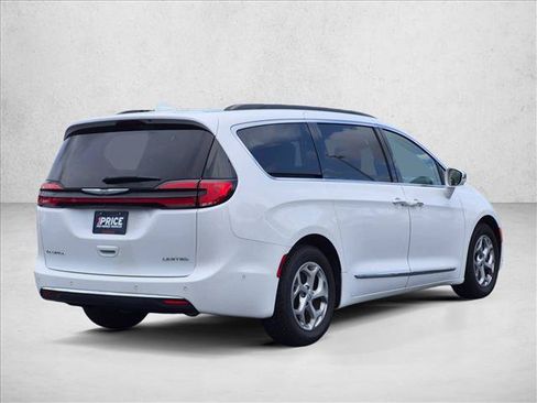 Used 2022 Chrysler Pacifica Limited FWD image 5