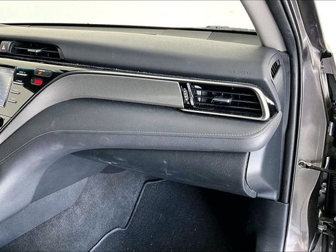 Used 2020 Toyota Camry SE FWD image 18