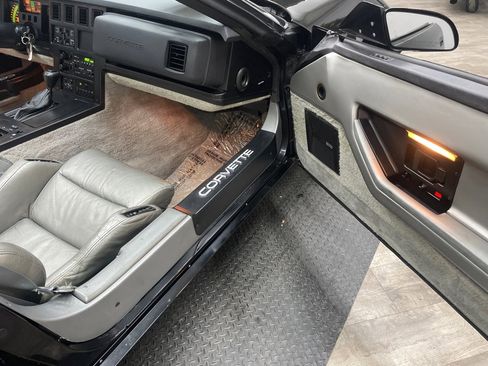Used 1987 Chevrolet Corvette Convertible image 30