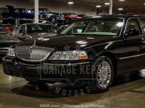 Used 2010 Lincoln Town Car Signature Limited image 22