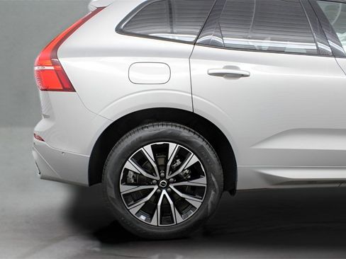 Certified 2025 Volvo XC60 B5 Plus image 32