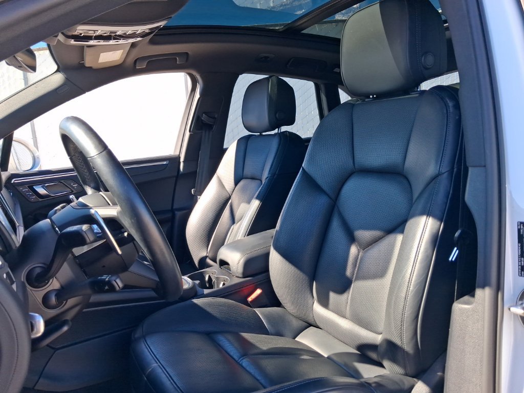 Certified 2024 Porsche Macan S AWD/4WD image 5