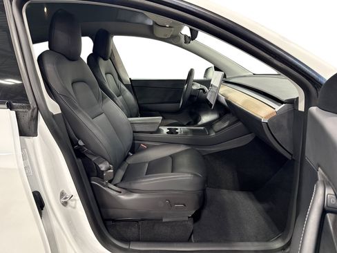 Certified 2021 Tesla Model Y Long Range AWD/4WD image 13