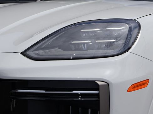 Certified 2025 Porsche Cayenne Turbo AWD/4WD image 13