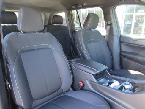 New 2025 Jeep Grand Cherokee Laredo image 8