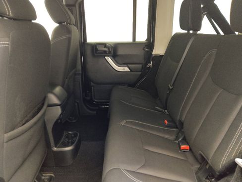 Used 2017 Jeep Wrangler Unlimited Sahara w/ Connectivity Group AWD/4WD image 18
