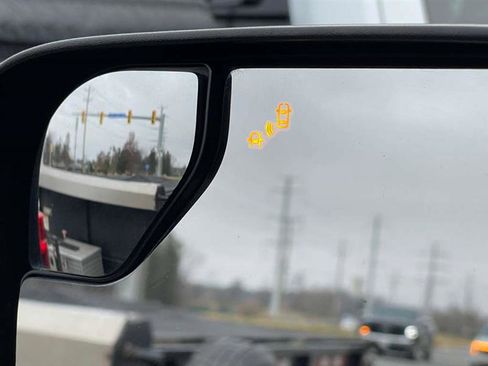 Used 2018 Nissan Titan SV w/ SV Convenience Package image 25