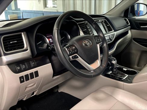 Used 2019 Toyota Highlander XLE image 8