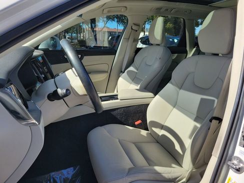Used 2023 Volvo XC60 B5 Plus image 23