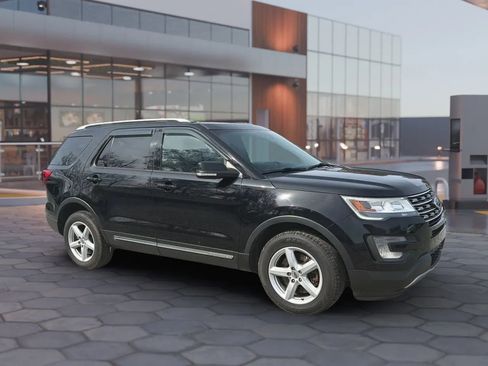Used 2017 Ford Explorer XLT w/ Equipment Group 202A AWD/4WD image 16