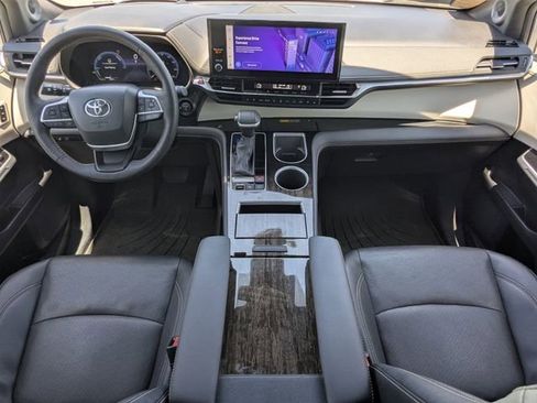 Used 2025 Toyota Sienna Platinum FWD image 24