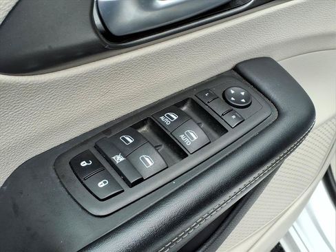 Used 2024 Chrysler Pacifica Touring-L FWD image 18