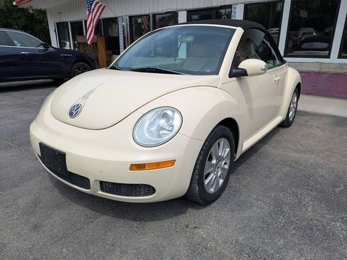 Used 2006 Volkswagen Beetle Convertible w/ Package 1 FWD image 3