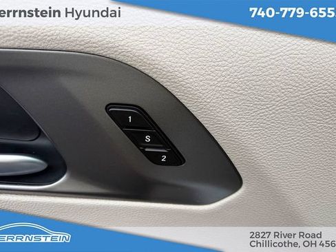 Used 2024 Chrysler Pacifica Touring-L FWD image 15