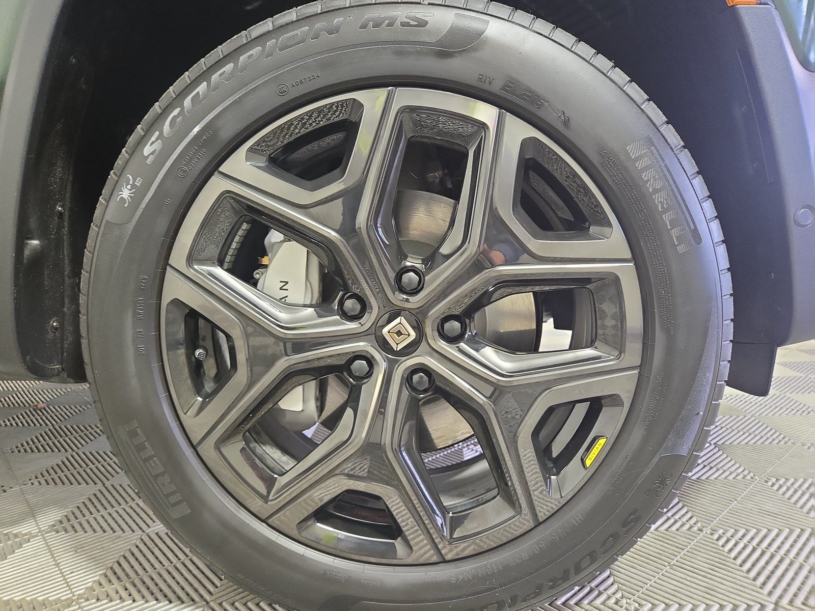 Used 2025 Rivian R1S Adventure Dual AWD/4WD image 11