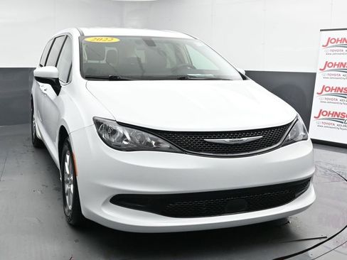 Used 2022 Chrysler Voyager LX image 3