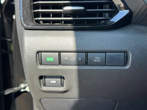 Used 2025 Nissan Sentra SV FWD image 30