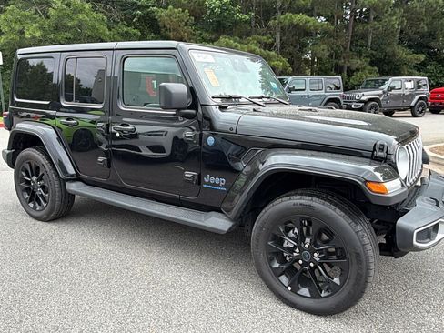Used 2025 Jeep Wrangler Unlimited Sahara AWD/4WD image 5