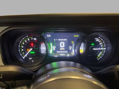 Used 2025 Jeep Wrangler Unlimited Sahara AWD/4WD image 15