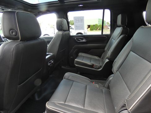 Used 2023 GMC Yukon XL SLT AWD/4WD image 13