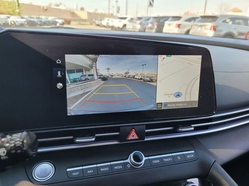 Used 2025 Hyundai Elantra SEL image 18