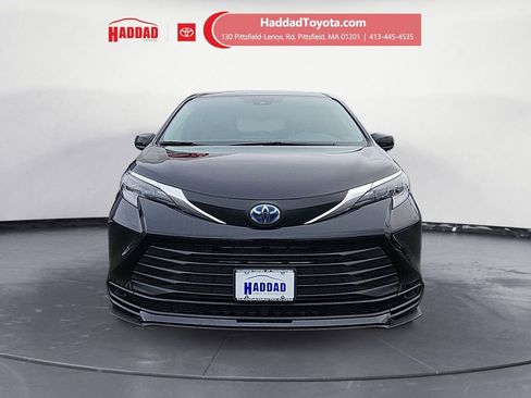 Used 2025 Toyota Sienna LE image 8