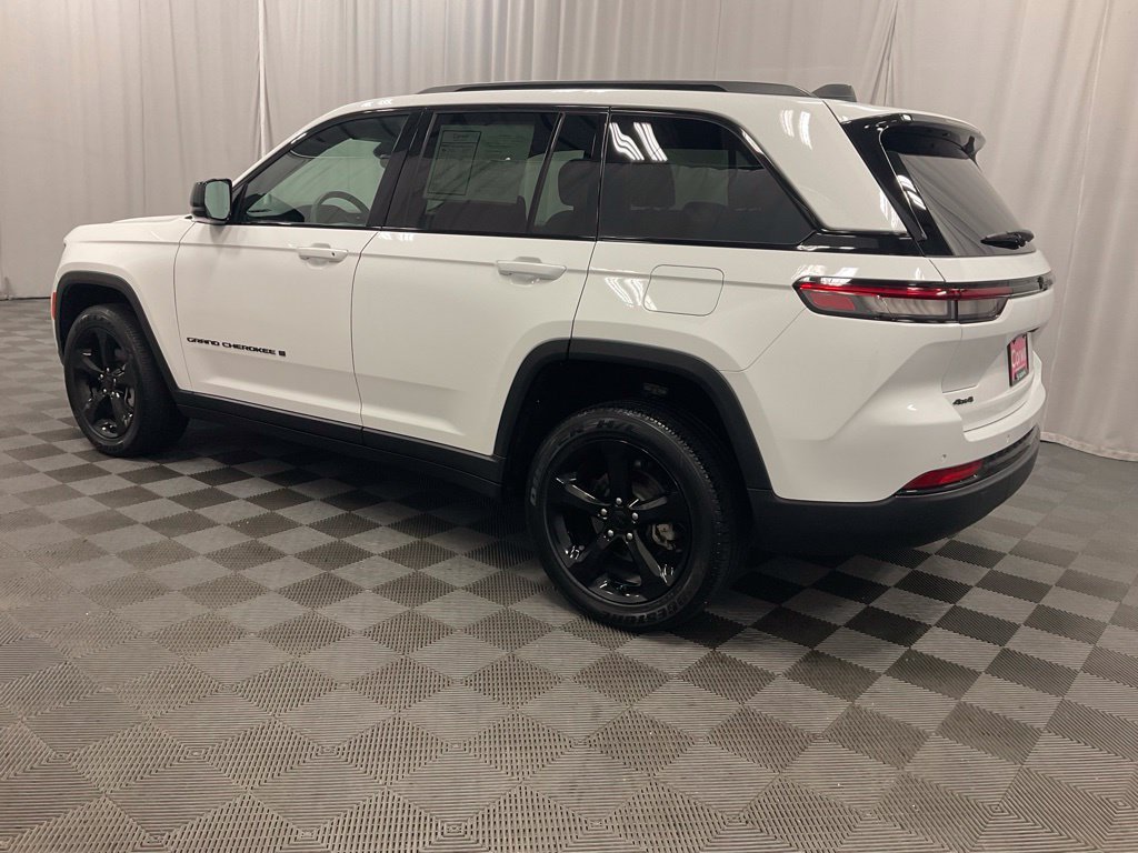Used 2024 Jeep Grand Cherokee Altitude AWD/4WD image 4