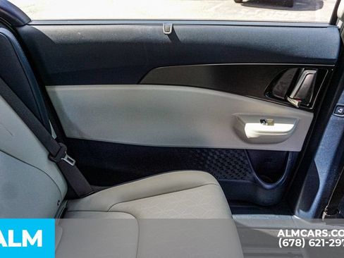 Used 2025 Kia Carnival SX w/ SX Dark Edition Package FWD image 33