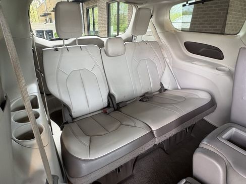 Used 2017 Chrysler Pacifica Touring-L w/ Tire & Wheel Group image 31