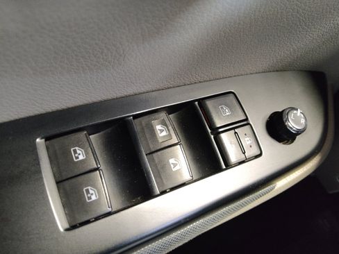 Used 2019 Toyota Highlander LE w/ Carpet Mat Package (TMS) FWD image 27