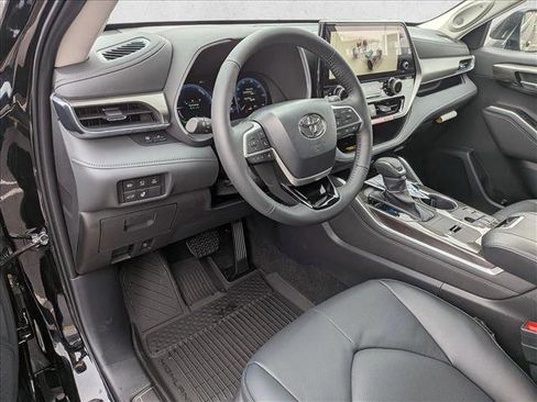 New 2026 Toyota Highlander Limited image 3