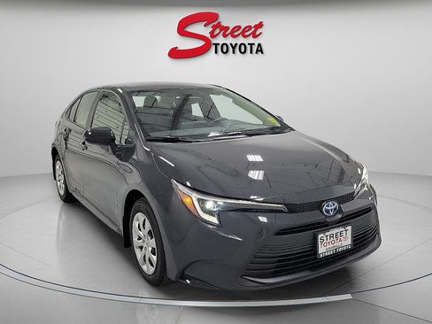 Certified 2025 Toyota Corolla LE FWD image 4
