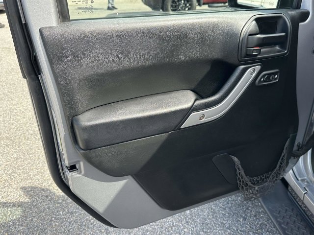 Used 2017 Jeep Wrangler Sahara w/ Connectivity Group AWD/4WD image 14