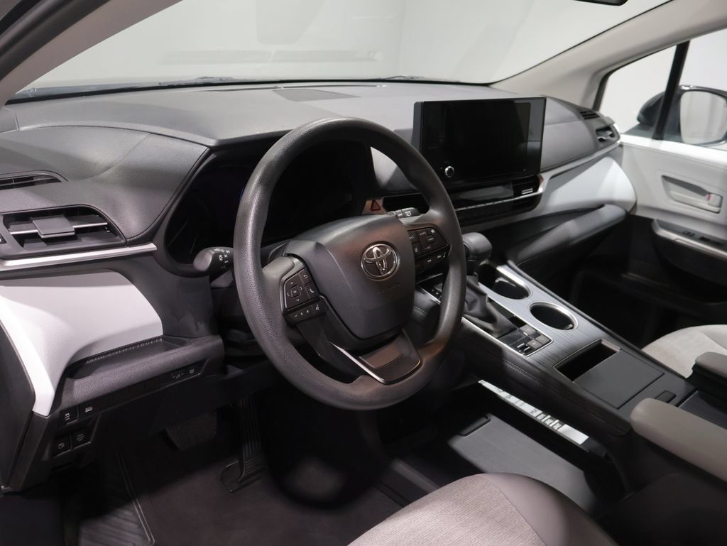 Used 2025 Toyota Sienna LE FWD image 14