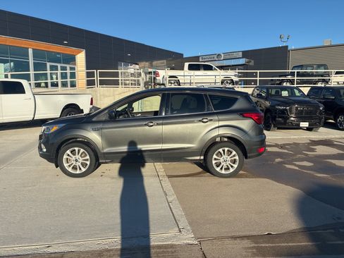 Used 2019 Ford Escape SE image 2