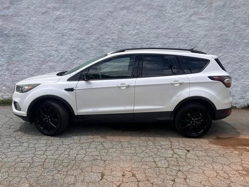 Used 2018 Ford Escape SE w/ SE Sport Appearance Package FWD image 4