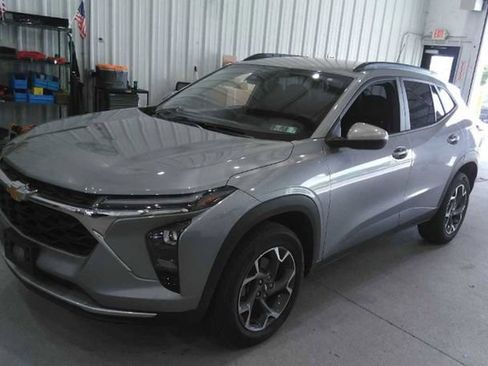 Used 2025 Chevrolet Trax LT w/ Driver Confidence Package FWD image 4