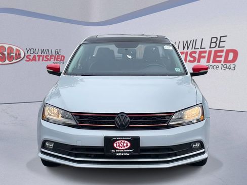 Used 2017 Volkswagen Jetta SE image 2