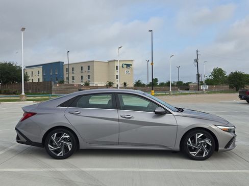 Used 2025 Hyundai Elantra SEL FWD image 2