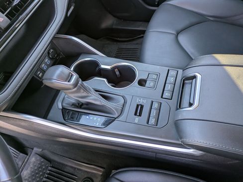 Used 2022 Toyota Highlander XLE image 13