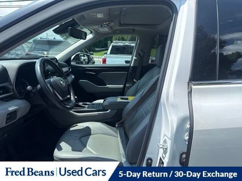 Used 2022 Toyota Highlander XLE AWD/4WD image 20