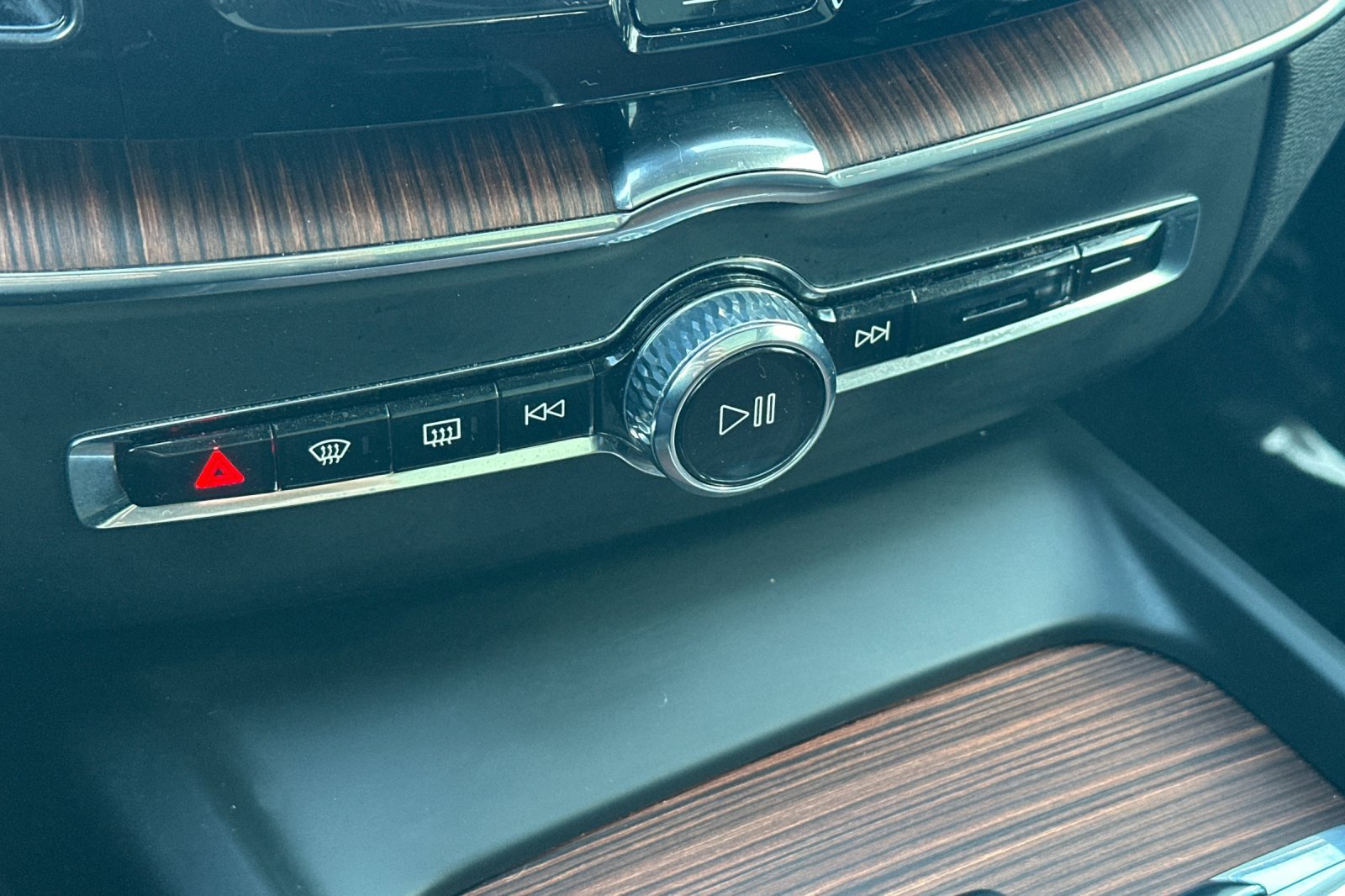 Certified 2024 Volvo XC60 T8 Plus AWD/4WD image 24