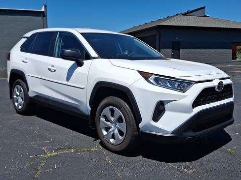 Used 2022 Toyota RAV4 LE AWD/4WD image 1