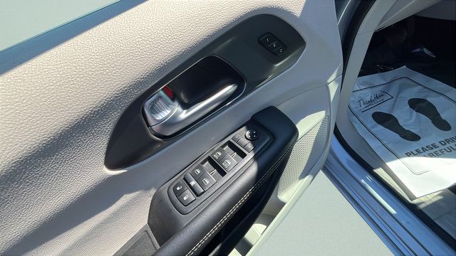 Used 2024 Chrysler Pacifica Touring-L FWD image 10