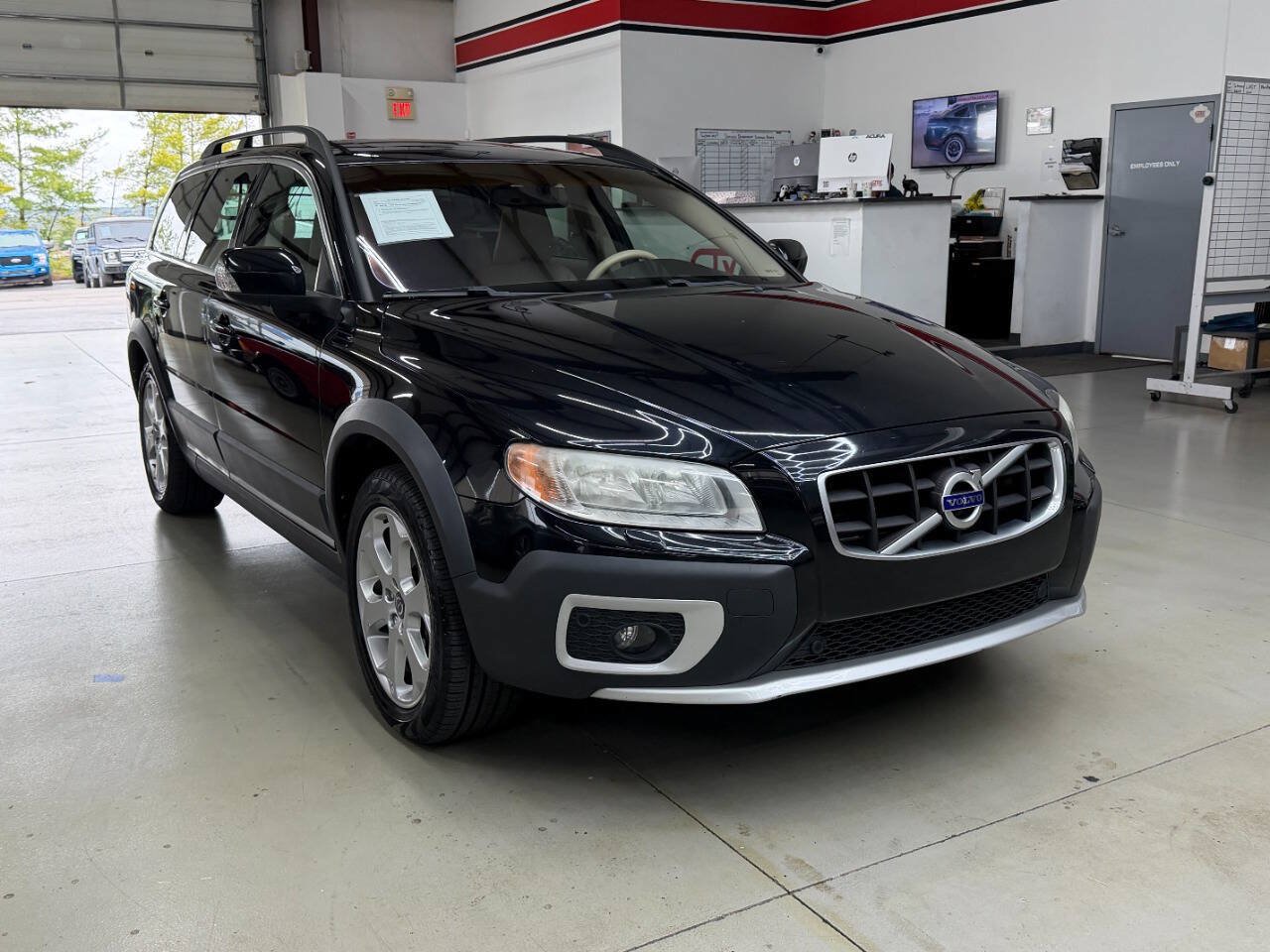 Used 2010 Volvo XC70 T6 AWD/4WD image 1